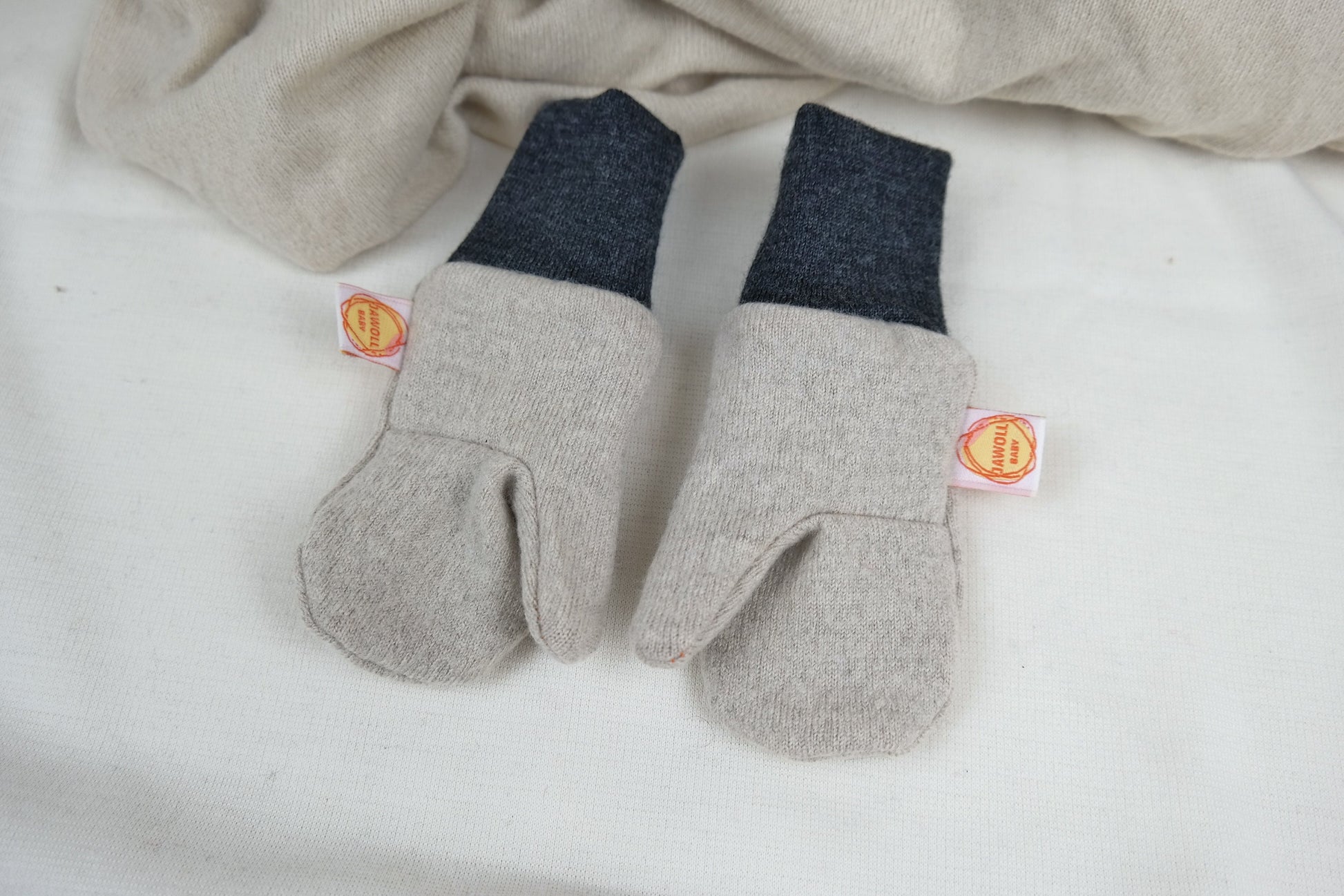 Handschuhe Fäustlinge für Kinder 3-5 J aus Upcycling & Wolle in Beige und Dunkelgrau