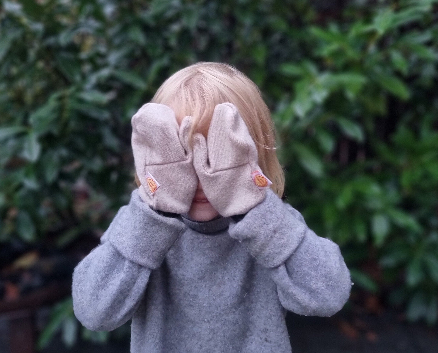Handschuhe Fäustlinge für Kinder 3-5 J aus Upcycling & Wolle in Beige und Dunkelgrau