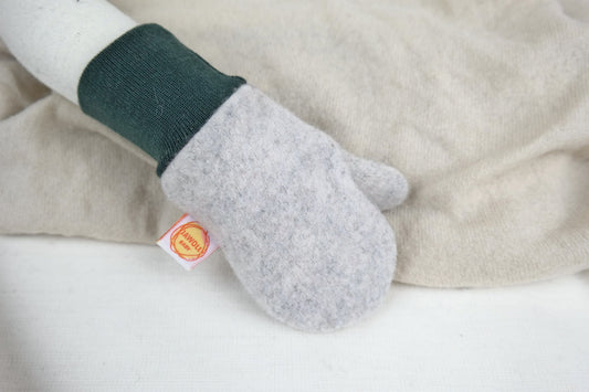 Handschuhe Fäustlinge für Kleinkinder 1-3J aus Upcycling Kaschmir & Wolle in Hellgrau und Dunkelgrün