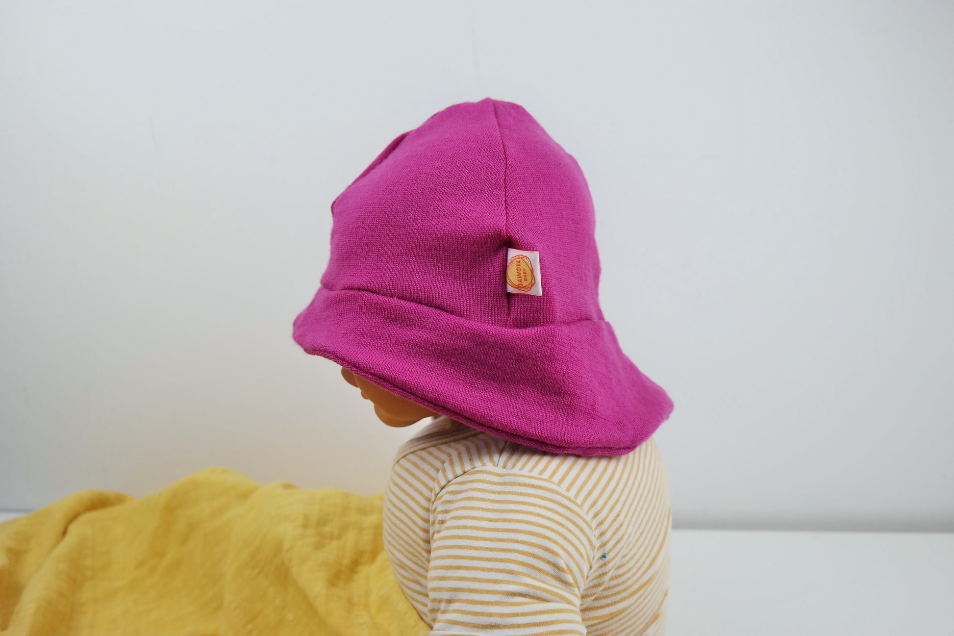 Sonnenhut Baby Kleinkind KU 42-45 mit Nackenschutz aus 100 % Upcycling Wolle in Pink