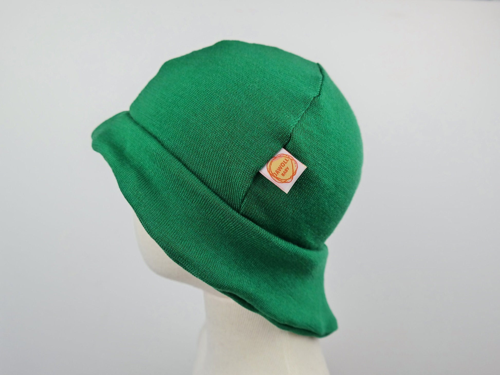 Sonnenhut Sommermütze Baby KU 42-45 & Kleinkind KU 50-54 mit Nackenschutz aus 100 % Upcycling Wolle in Grasgrün