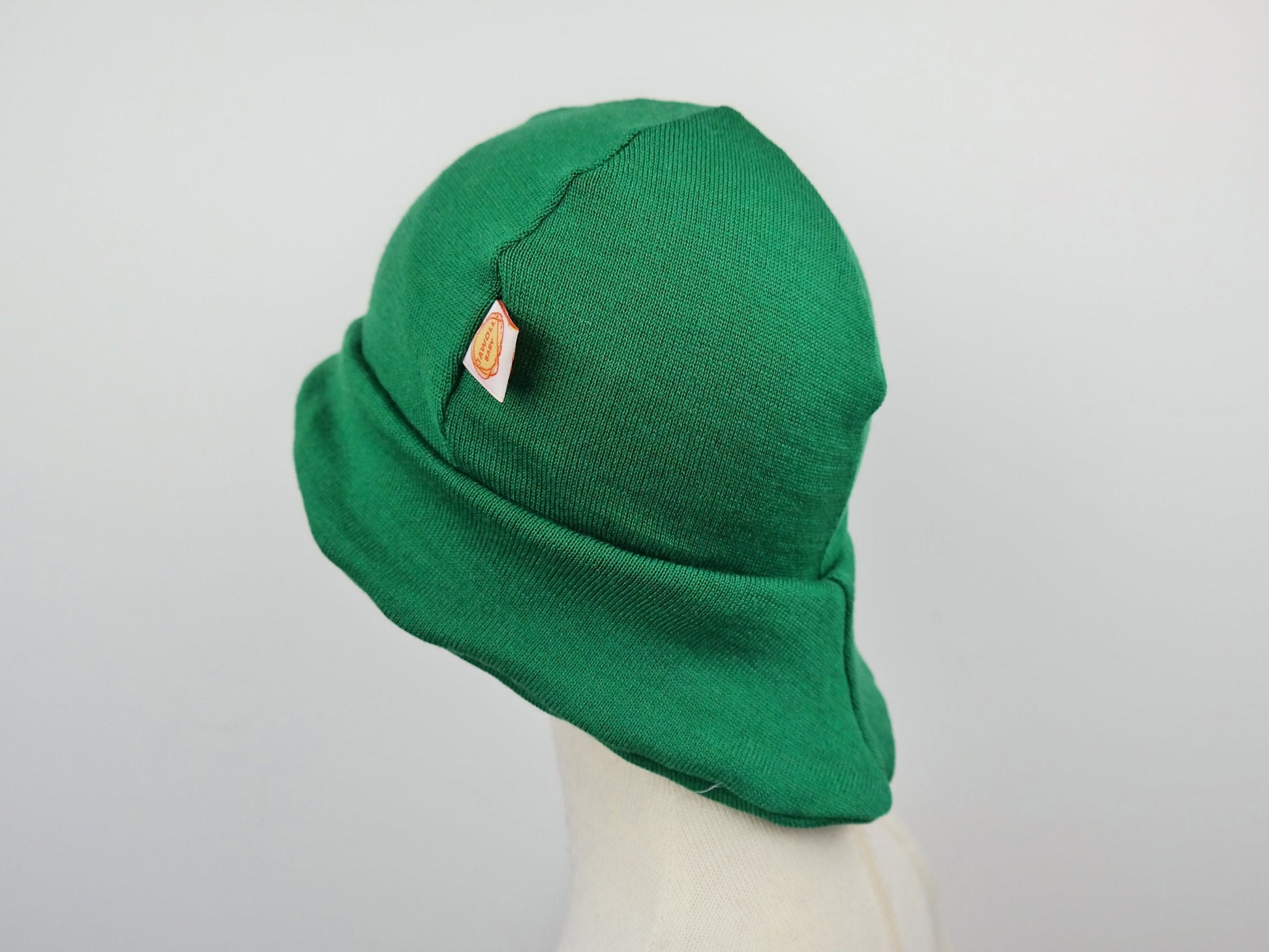 Sonnenhut Sommermütze Baby KU 42-45 & Kleinkind KU 50-54 mit Nackenschutz aus 100 % Upcycling Wolle in Grasgrün