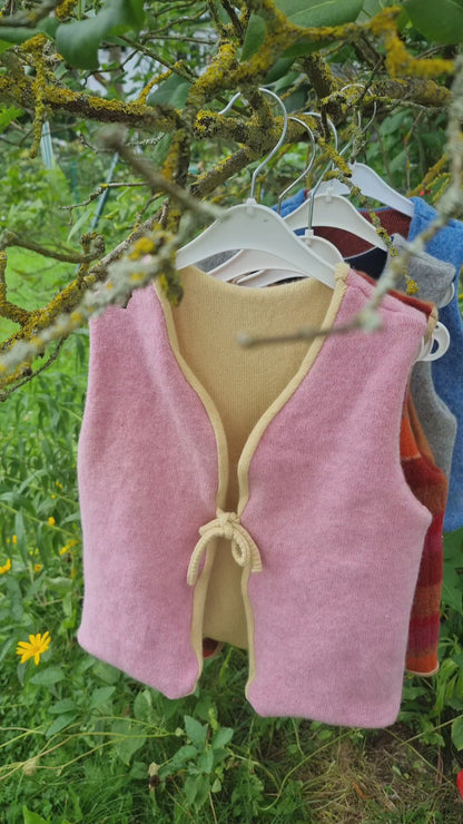 Wunsch-Upcycling Wende-Weste für Kleinkinder aus Upcycling Wolle – mitwachsend von Größe 80 bis 116 in den Farben deiner Wahl