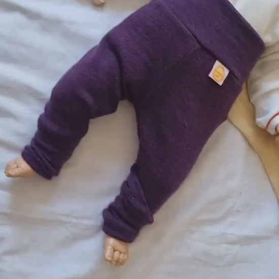 Baby-Set aus Hose und Mütze für Neugeborene 50/56 aus 100 % Upcycling Merino-Wolle in Pflaumenlila