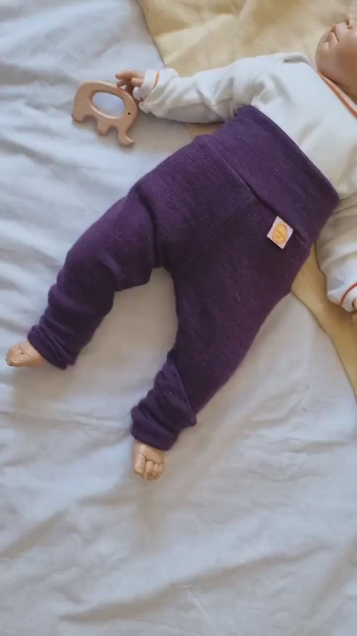 Baby-Set aus Hose und Mütze für Neugeborene 50/56 aus 100 % Upcycling Merino-Wolle in Pflaumenlila