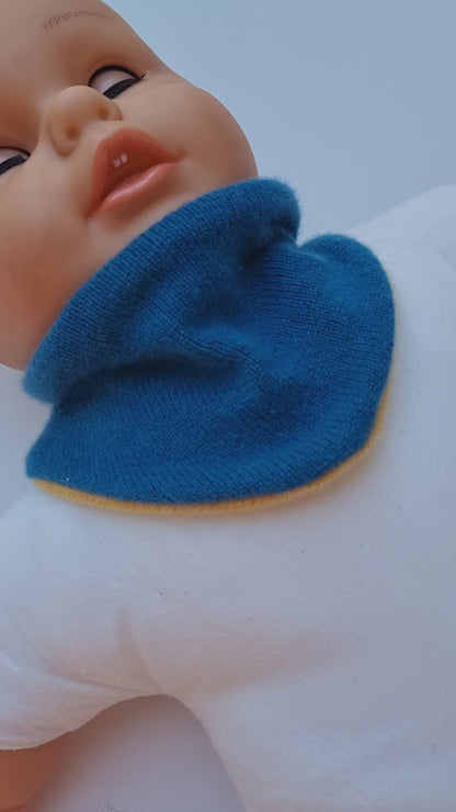 Dreieckstuch Schal mitwachsend und wendbar für Babys aus Upcycling Kaschmir in Gelb und Petrol