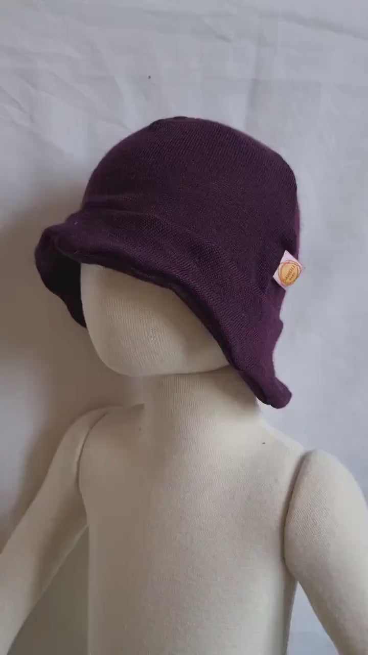 Sonnenhut Sommermütze Baby KU 39-41 mit Nackenschutz aus 100 % Upcycling Wolle in Pflaumenila