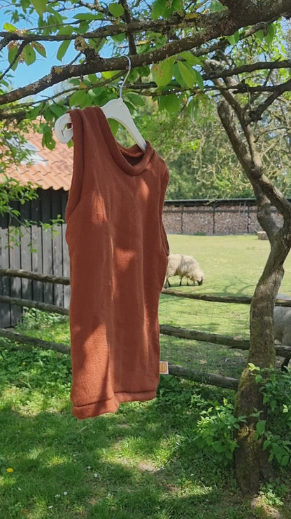 Oberteil Tanktop Pullunder Unterhemd 98/104 aus Upcycling Merinowolle in Rostbraun