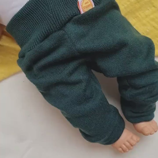 Mitwachs-Hose für Frühchen 40/44 aus Upcycling Wolle in Tannengrün