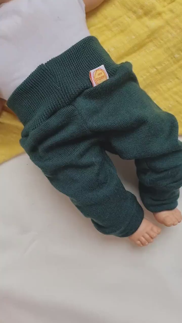 Mitwachs-Hose für Frühchen 40/44 aus Upcycling Wolle in Tannengrün