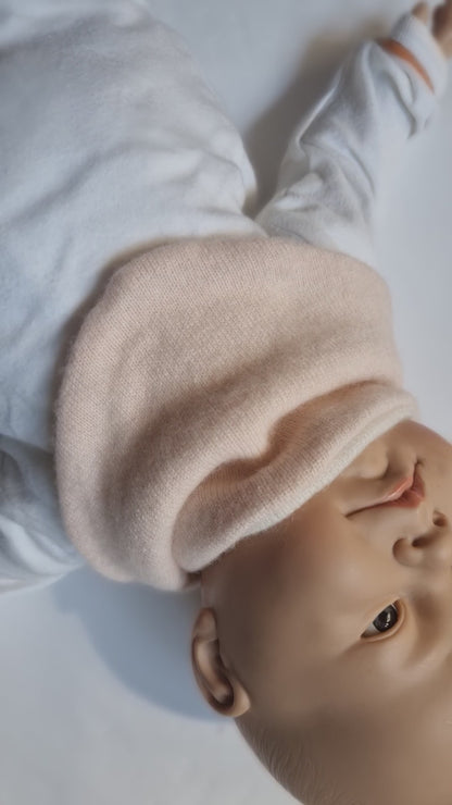 Triangular scarf, growing and reversible for babies made from upcycled cashmere in pink and brown