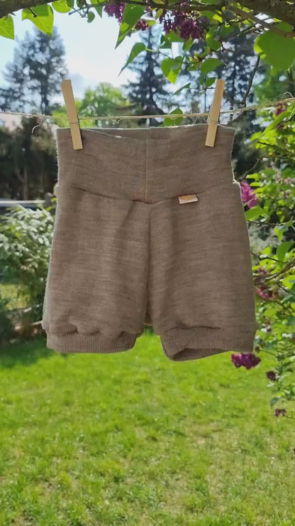 Kurze Hose Shorts für Babys 74/80 aus 100 % Upcycling Wolle in Hell-Grau-Braun