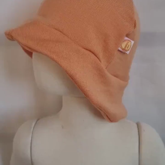 Sonnenhut Sommermütze Kleinkind KU 50-54 mit Nackenschutz aus 100 % Upcycling Merino-Wolle in Pfirsich-Orange