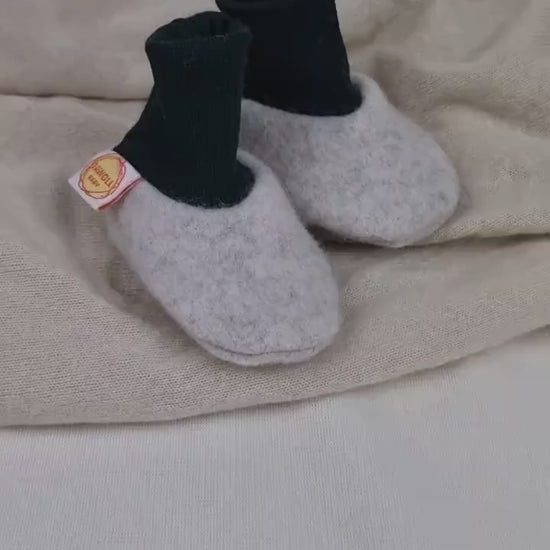 Warme Babyschuhe aus Upcycling Kaschmir & Wolle in Hellgrau und Dunkelgrün