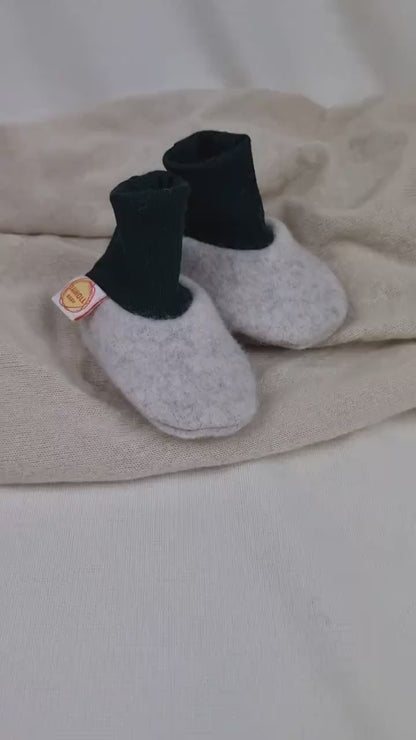 Warme Babyschuhe aus Upcycling Kaschmir & Wolle in Hellgrau und Dunkelgrün
