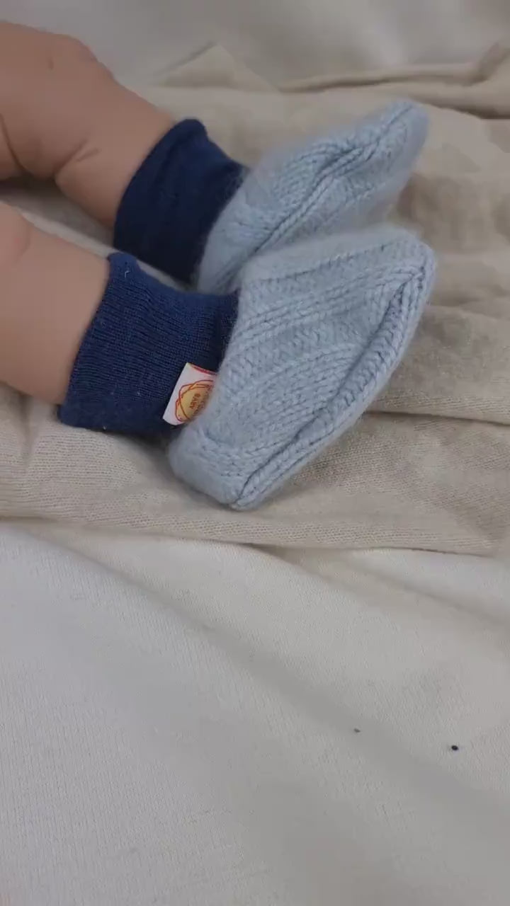 Warme Babyschuhe 0-3 M aus Upcycling Kaschmir & Wolle in Hellblau und Blau