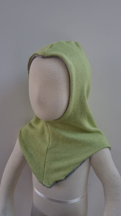 Wende-Schlupfmütze für Kleinkinder KU 52-55 aus Upcycling Seide & Kaschmir in Hellgrün und Grau