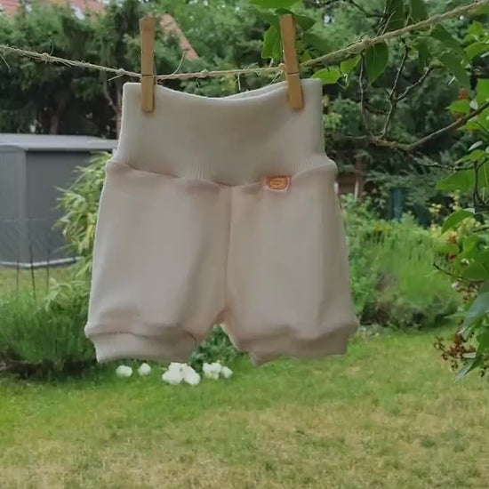 Kurze Hose Shorts für Babys 62/68 aus 100 % Upcycling Wolle in Cremeweiß