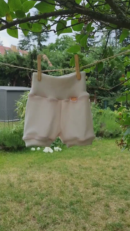 Kurze Hose Shorts für Babys 62/68 aus 100 % Upcycling Wolle in Cremeweiß