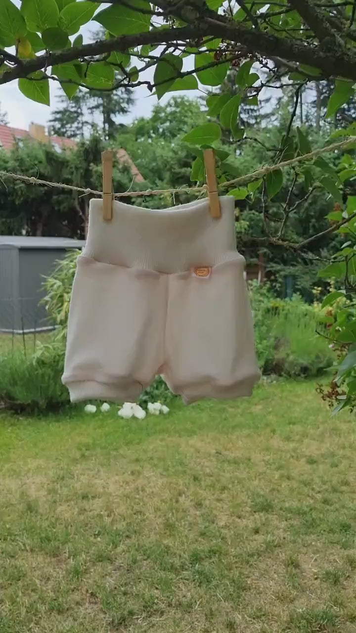 Kurze Hose Shorts für Babys 62/68 aus 100 % Upcycling Wolle in Cremeweiß