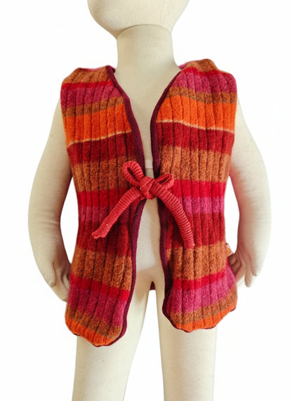 Wende-Weste für Kleinkinder aus Upcycling Wolle und Kaschmir – mitwachsend von Größe 80 bis 116 in Rot gestreift und Beerentönen