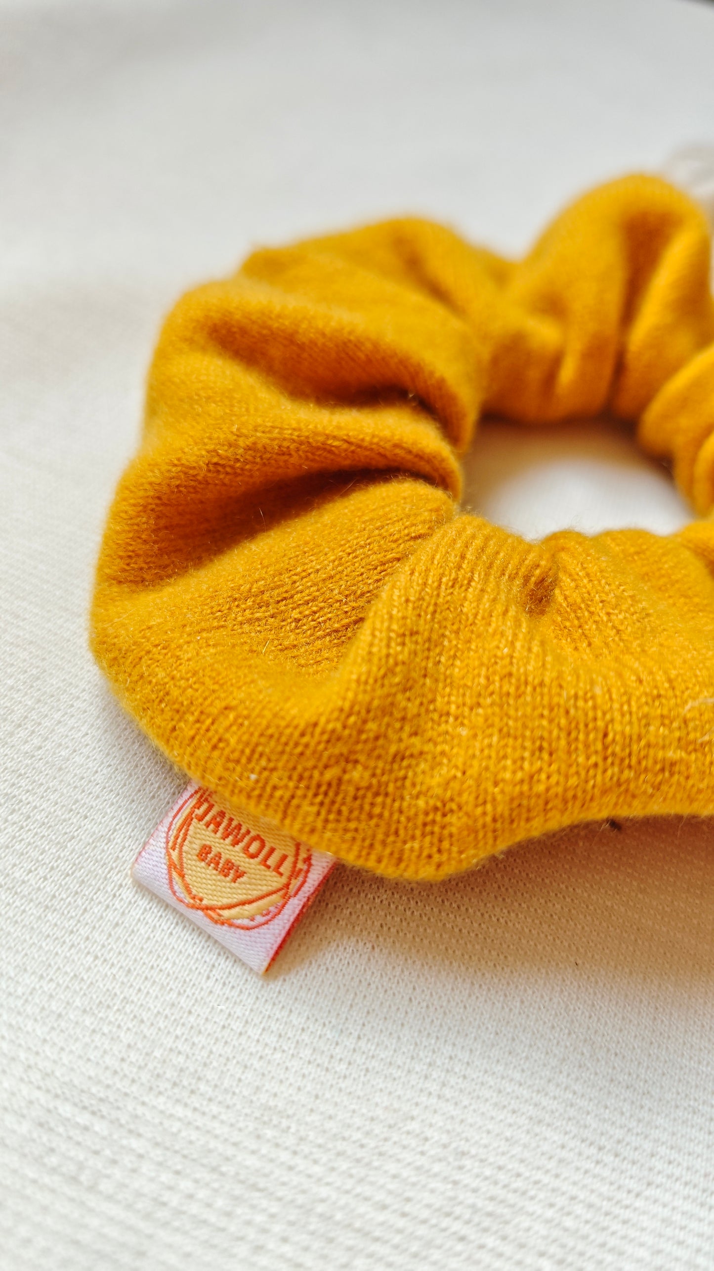 Scrunchie Haargummi aus Upcycling Kaschmir für Kinder und Erwachsene in Senfgelb