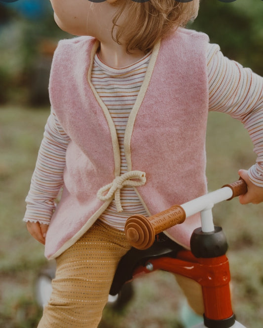 Wende-Weste für Kleinkinder aus Upcycling Wolle – mitwachsend von Größe 80 bis 116 in Rosa und Buttergelb