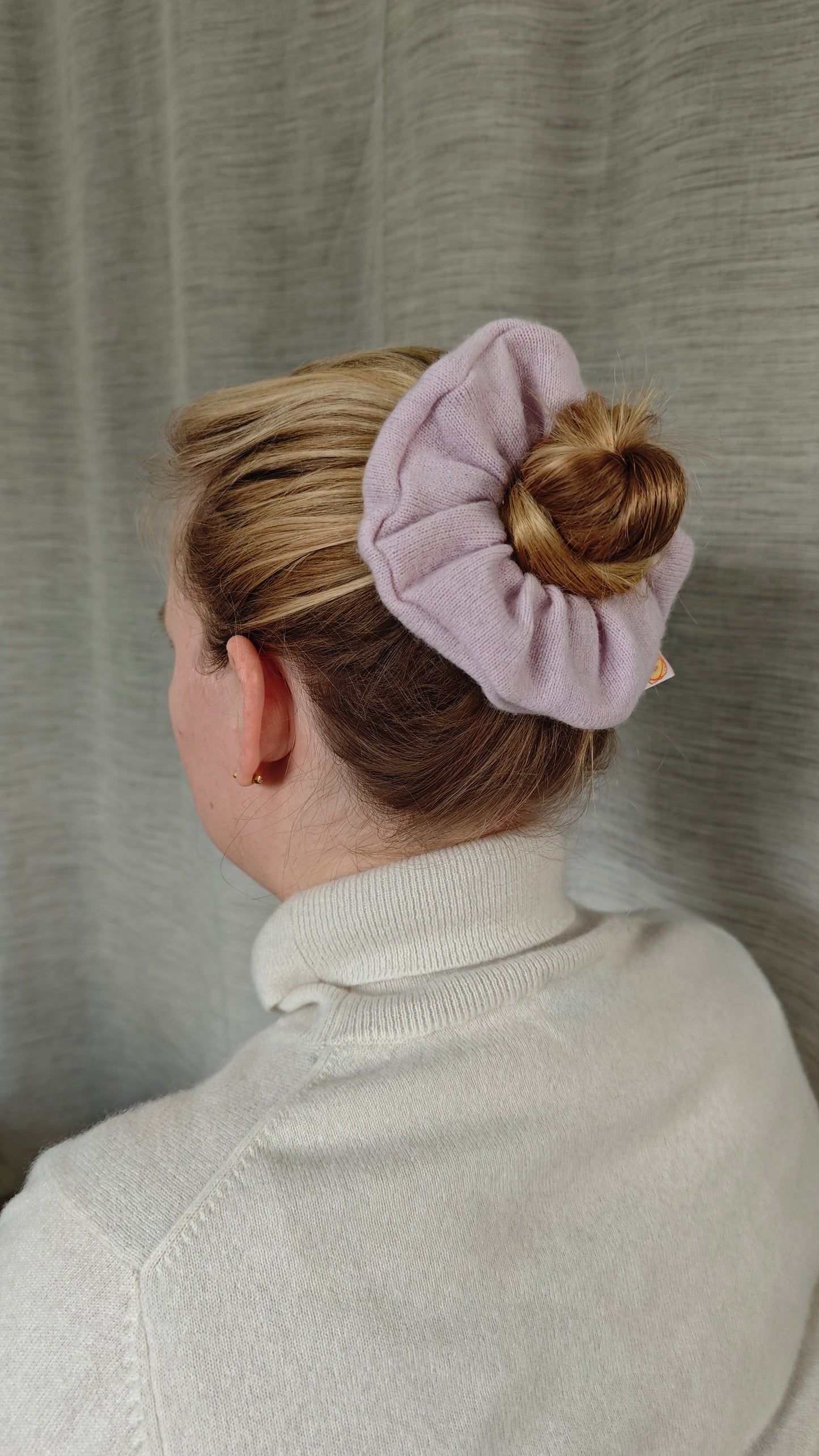 Scrunchie Haargummi aus Upcycling Kaschmir für Kinder und Erwachsene in Pastell-Lila