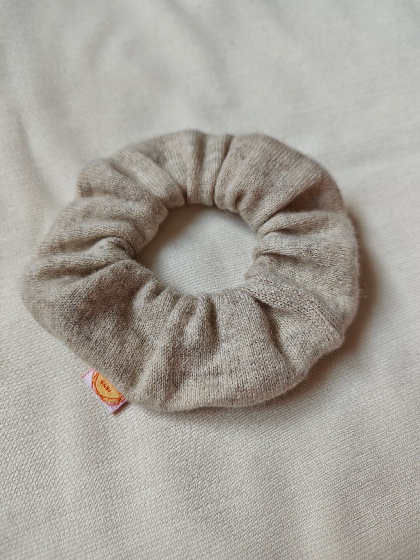 Scrunchie Haargummi aus Upcycling Kaschmir für Kinder und Erwachsene in Natur