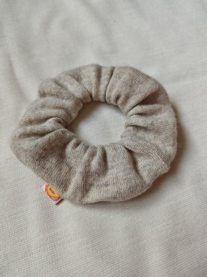 Scrunchie Haargummi aus Upcycling Kaschmir für Kinder und Erwachsene in Natur