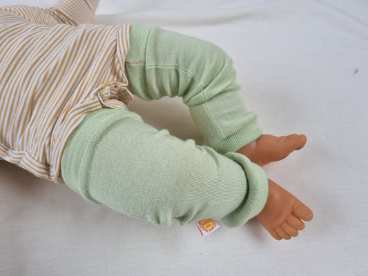 Tragestulpen Beinstulpen Baby 6-12 Monate aus Upcycling Merinowolle in Pastellgrün natürlicher Sonnenschutz im Sommer
