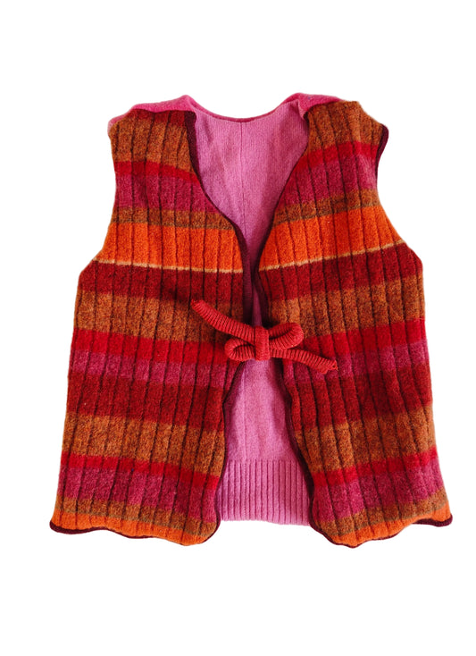 Wende-Weste für Kleinkinder aus Upcycling Wolle und Kaschmir – mitwachsend von Größe 80 bis 116 in Rot gestreift und Beerentönen