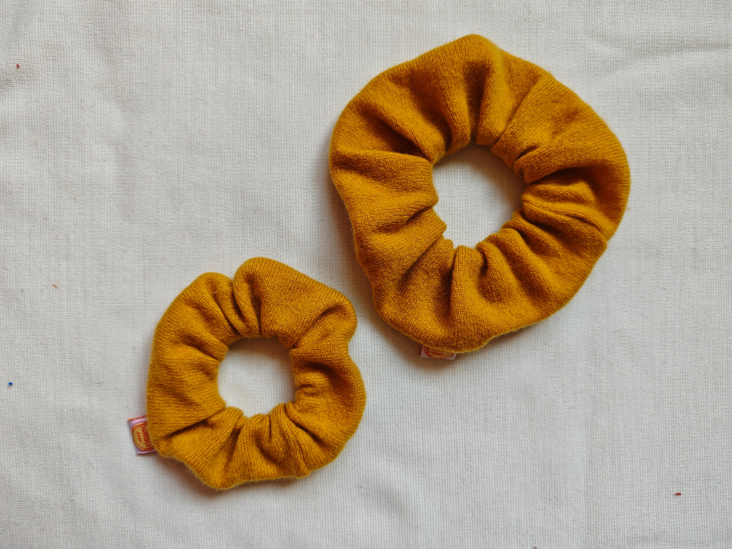 Scrunchie Haargummi aus Upcycling Kaschmir für Kinder und Erwachsene in Senfgelb