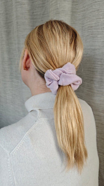 Scrunchie Haargummi aus Upcycling Kaschmir für Kinder und Erwachsene in Pastell-Lila
