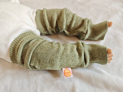 Stulpen für Babys 0-6 M aus Upcycling-Kaschmir & Seide in Olivgrün