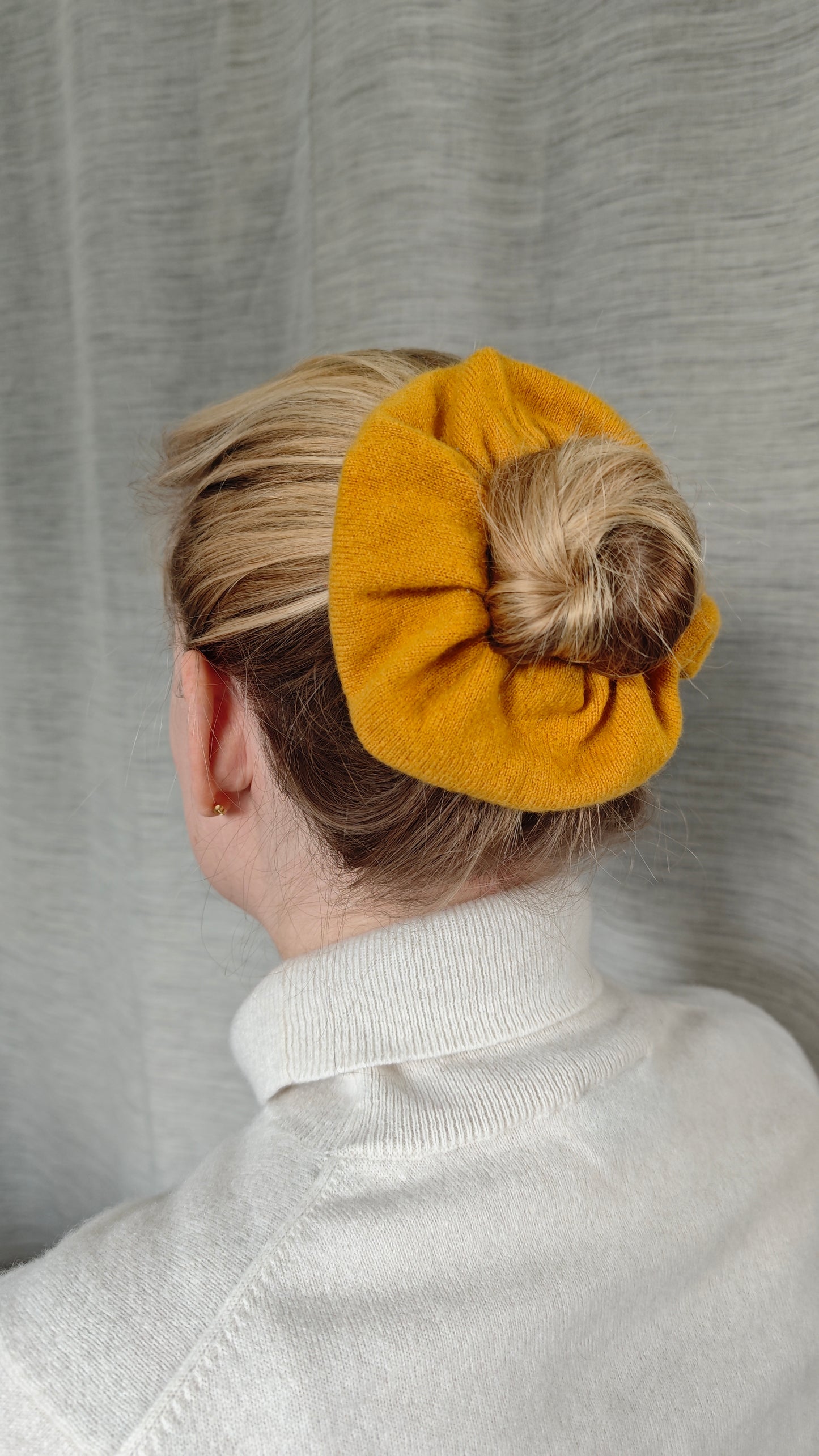 Scrunchie Haargummi aus Upcycling Kaschmir für Kinder und Erwachsene in Senfgelb