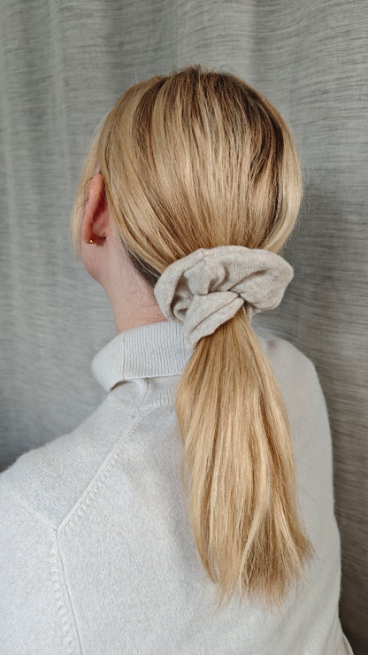 Scrunchie Haargummi aus Upcycling Kaschmir für Kinder und Erwachsene in Natur