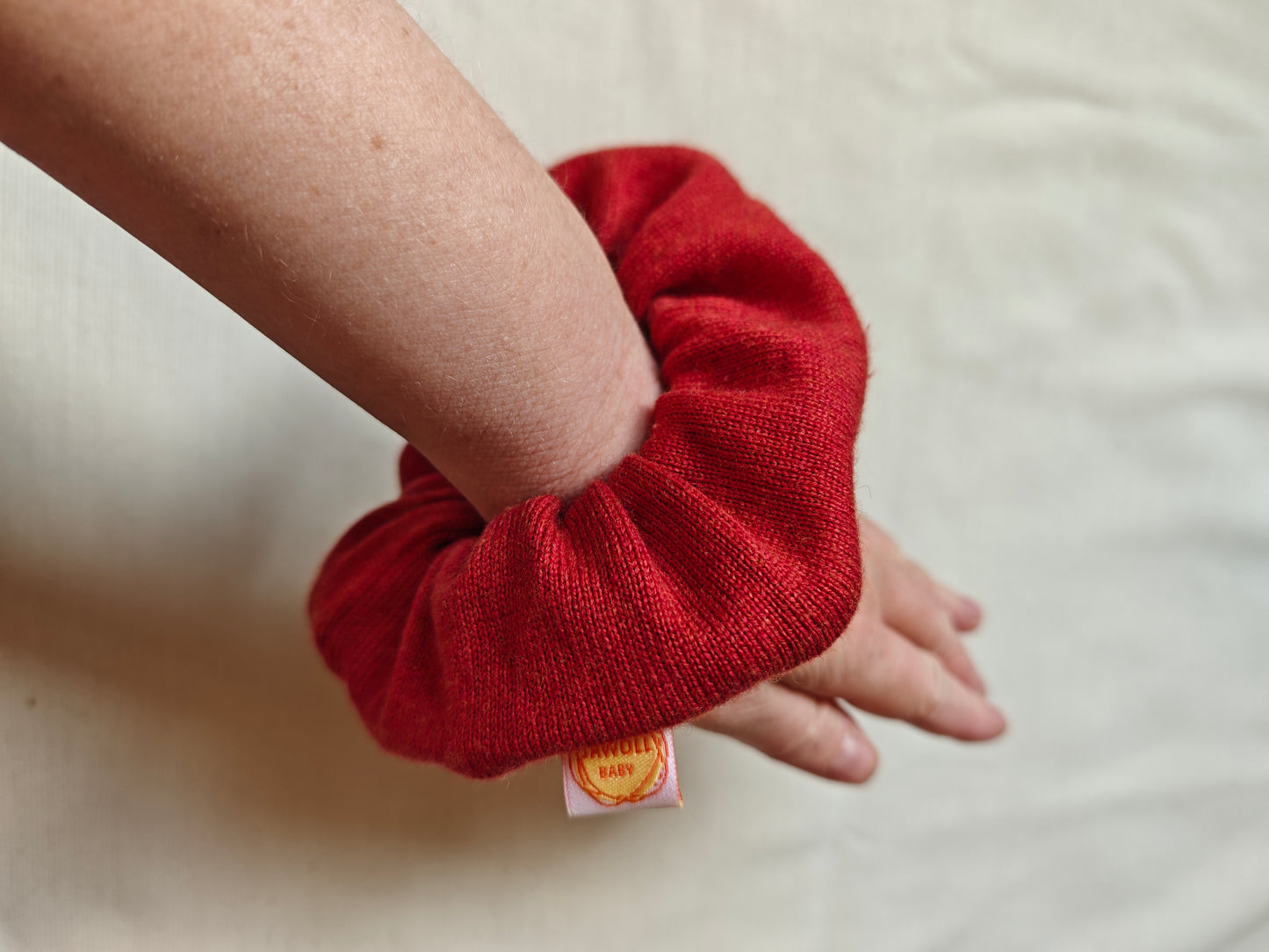 Scrunchie Haargummi aus Upcycling Kaschmir & Seide für Kinder und Erwachsene in Rostrot