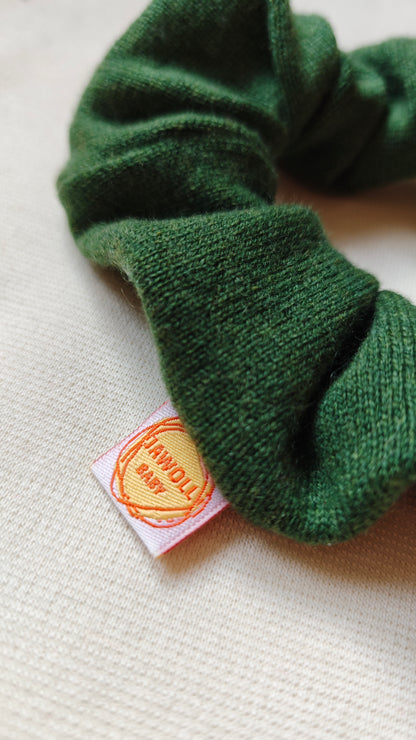Scrunchie Haargummi aus Upcycling Kaschmir für Kinder und Erwachsene in Waldgrün