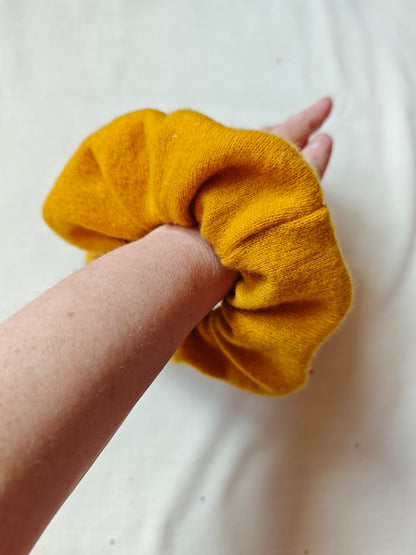 Scrunchie Haargummi aus Upcycling Kaschmir für Kinder und Erwachsene in Senfgelb