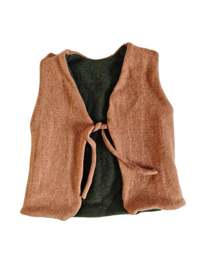 Wende-Weste für Kleinkinder aus Upcycling Wolle – mitwachsend von Größe 80 bis 116 in Dunkelgrün und Braun