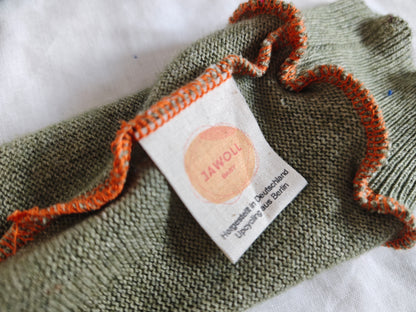 Stulpen für Babys 0-6 M aus Upcycling-Kaschmir & Seide in Olivgrün