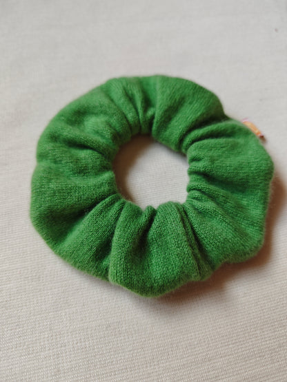 Scrunchie Haargummi aus Upcycling Kaschmir für Erwachsene in Grasgrün