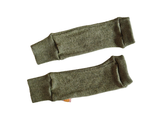 Stulpen für Babys 0-6 M aus Upcycling-Kaschmir & Seide in Olivgrün