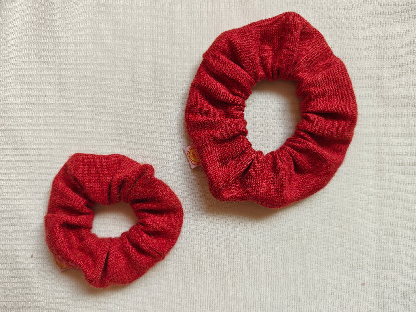 Scrunchie Haargummi aus Upcycling Kaschmir & Seide für Kinder und Erwachsene in Rostrot