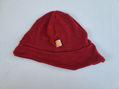 Sonnenhut Sommermütze KU 46-49 Baby Kleinkind mit Nackenschutz aus Upcycling Merinowolle in Masala Rot mit Mini-Makel - Jawoll Baby