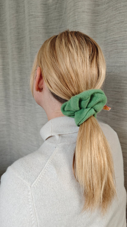 Scrunchie Haargummi aus Upcycling Kaschmir für Erwachsene in Grasgrün