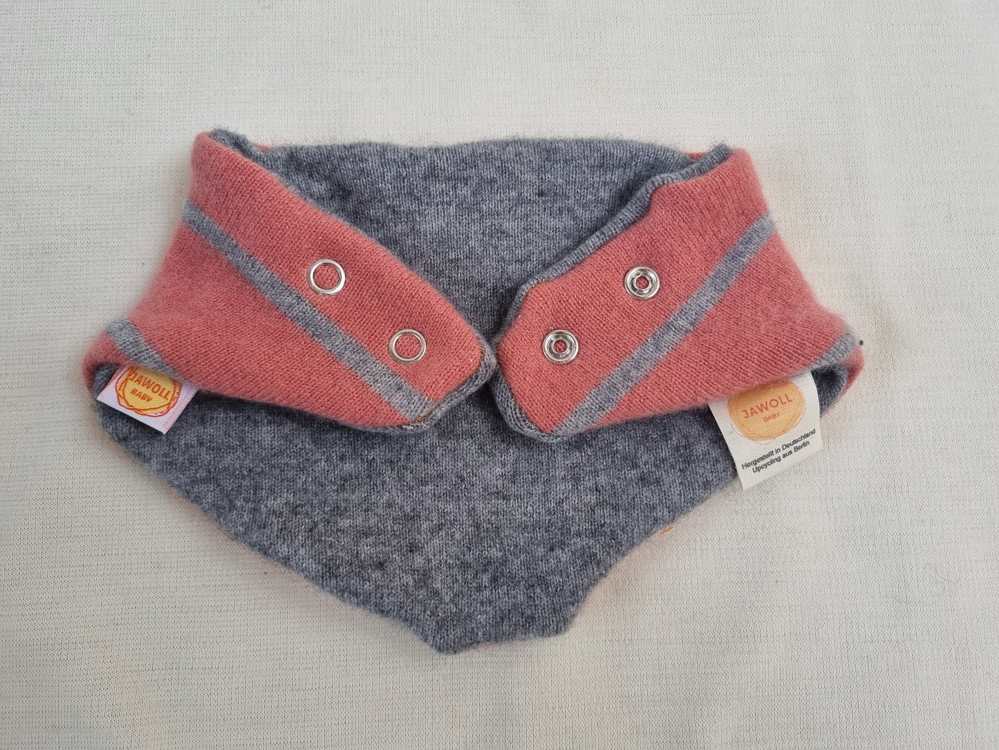 Dreieckstuch Schal mitwachsend und wendbar für Kinder aus Upcycling Kaschmir in Rosa-Grau gestreift und Grau