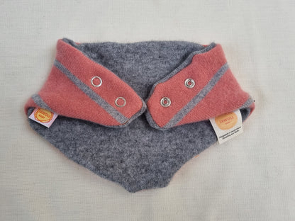 Dreieckstuch Schal mitwachsend und wendbar für Kinder aus Upcycling Kaschmir in Rosa-Grau gestreift und Grau