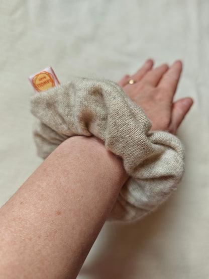 Scrunchie Haargummi aus Upcycling Kaschmir für Kinder und Erwachsene in Natur